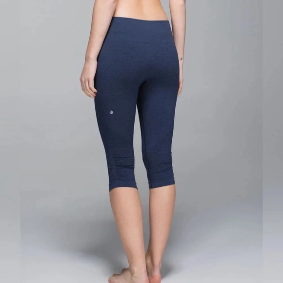 LULULEMON IN THE FLOW CROP II SEAMLESS NAVY CROP SIZE 6 - Picture 2 of 11